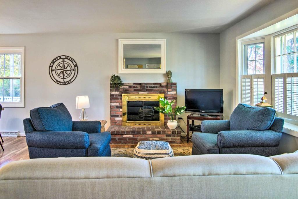 Φωτογραφία από το άλμπουμ του Coastal Cape Cod Home about Walk to Hen Cove Beach! σε Pocasset