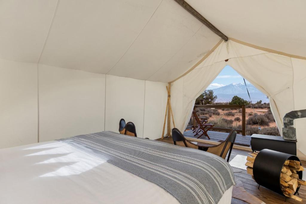 Postel nebo postele na pokoji v ubytování Under Canvas Moab