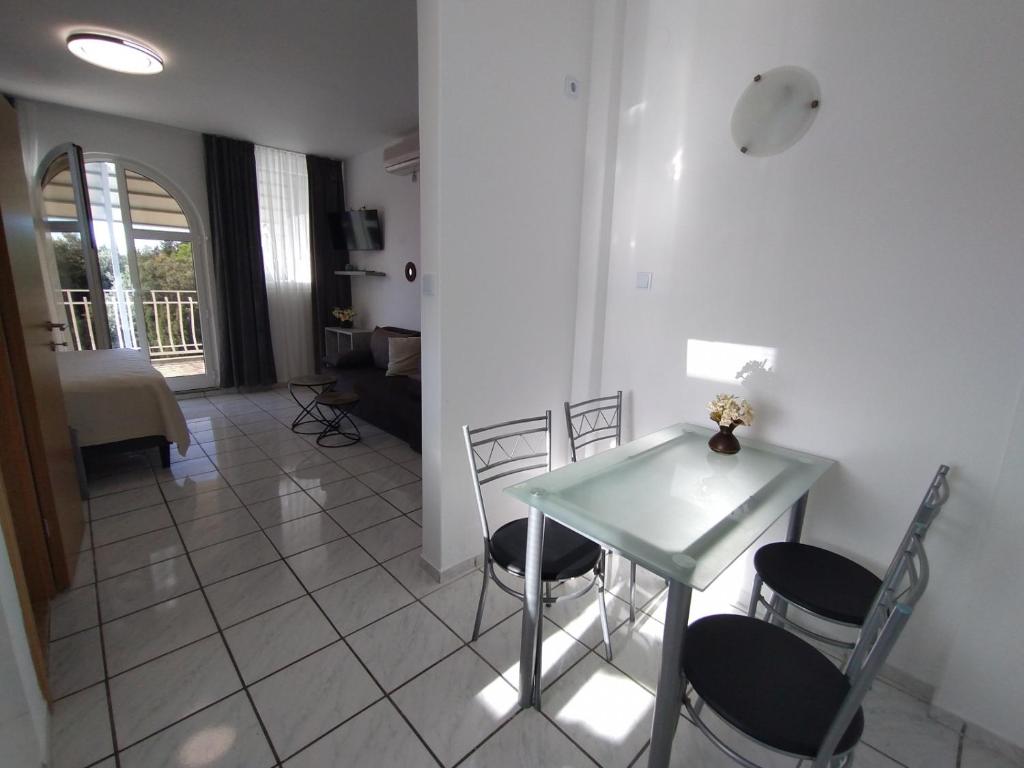 Pokój ze stołem i krzesłami oraz salonem w obiekcie Studio apartment in Rovinj with Terrace, Air condition, WIFI, Washing machine (4686-6) w Rovinj