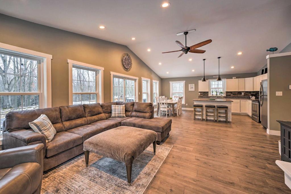 Bright Ludington Home Less Than 1 Mi to Hamlin Lake, Ludington