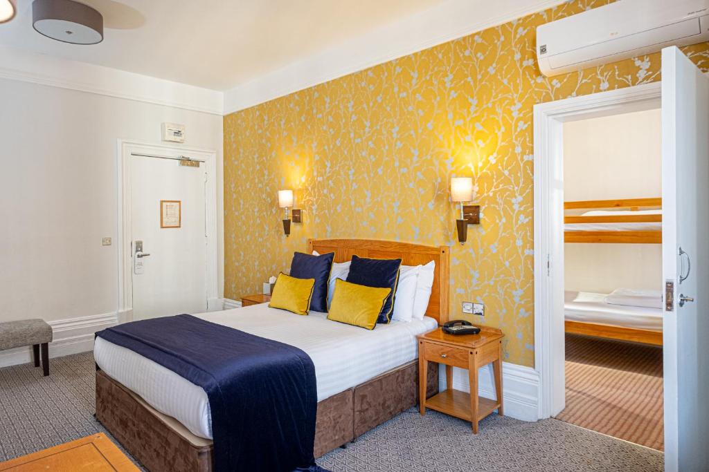 
Standard Family Room with Air Conditioning
