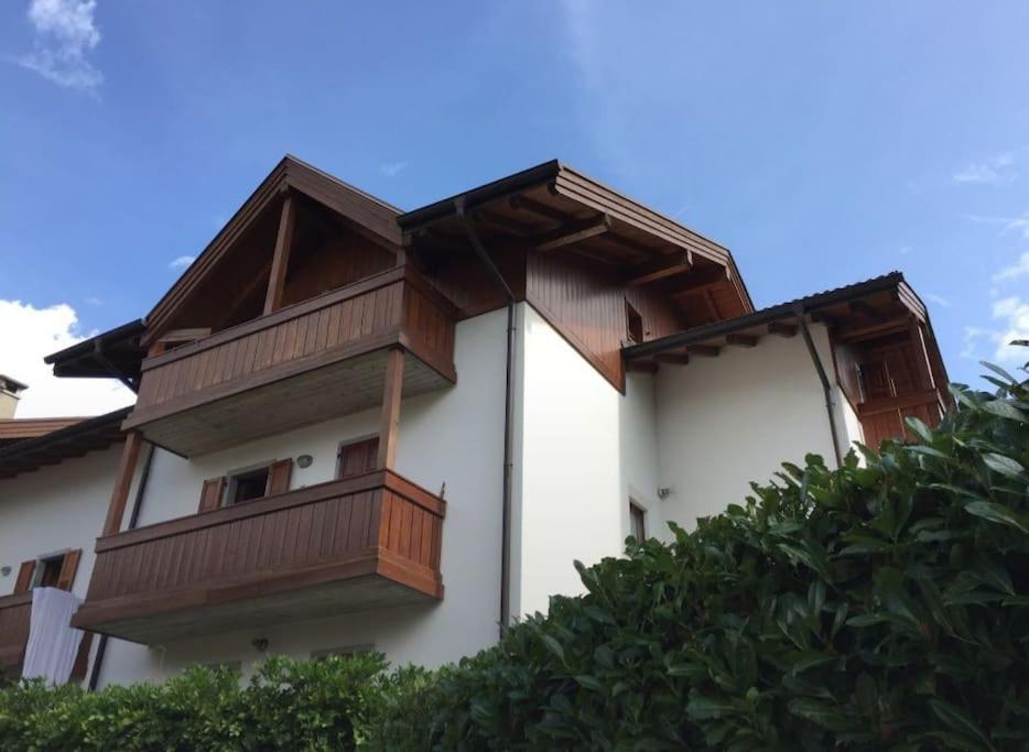 un edificio con balcones de madera en un lateral en casa Margherita en Massimeno