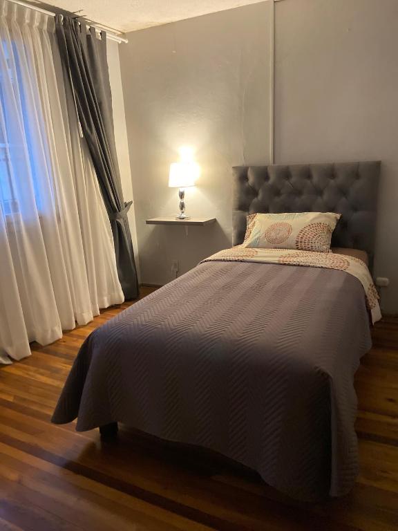Postel nebo postele na pokoji v ubytování Blue house La Floresta