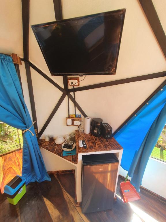 TV a/nebo společenská místnost v ubytování Glamping Tomaselli