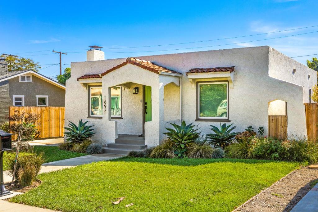 une maison avec une porte verte dans une cour dans l'établissement Mid-Town Escape, à Ventura
