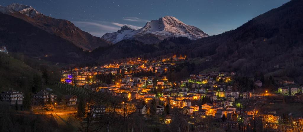 een klein stadje in de bergen 's nachts bij Hotel Moderno Restaurant in Serina