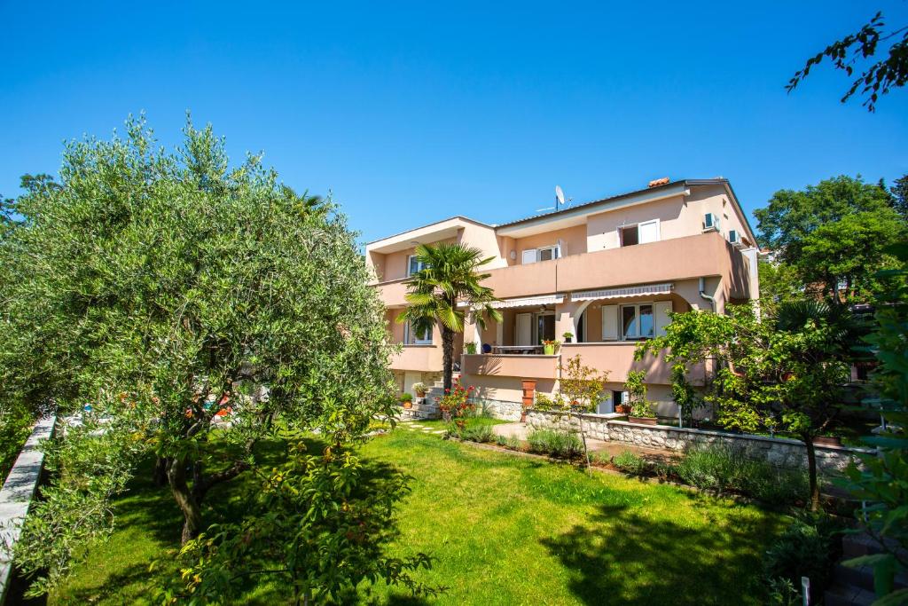 Vonkajšia záhrada v ubytovaní Apartmani Gabi