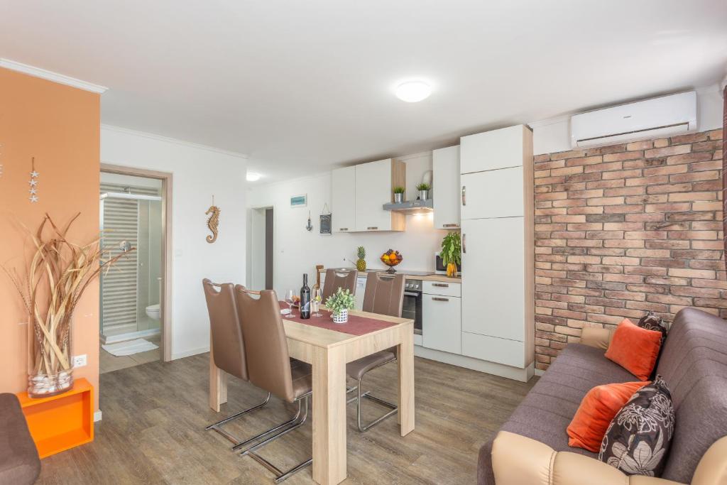 Kuchyňa alebo kuchynka v ubytovaní Apartmani Gabi