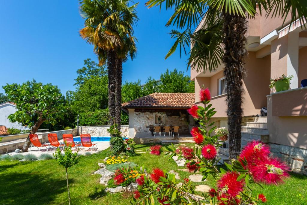 Vonkajšia záhrada v ubytovaní Apartmani Gabi