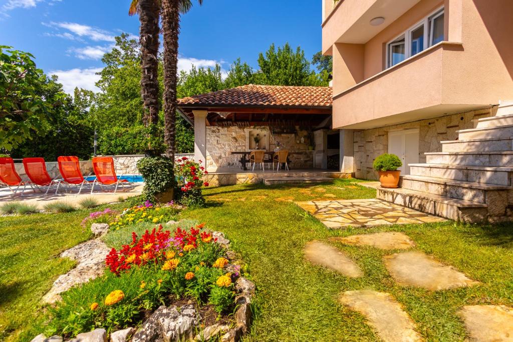 Vonkajšia záhrada v ubytovaní Apartmani Gabi