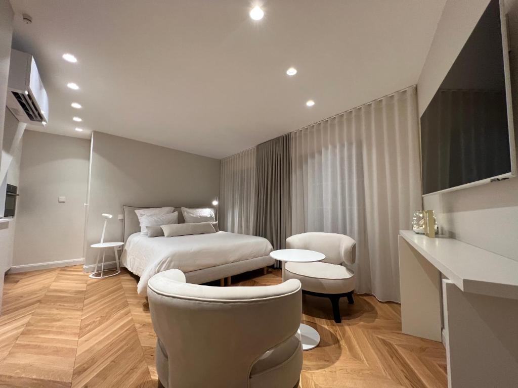 um quarto com uma cama, uma mesa e cadeiras em O verso du Château - STUDIO 11 em Barr