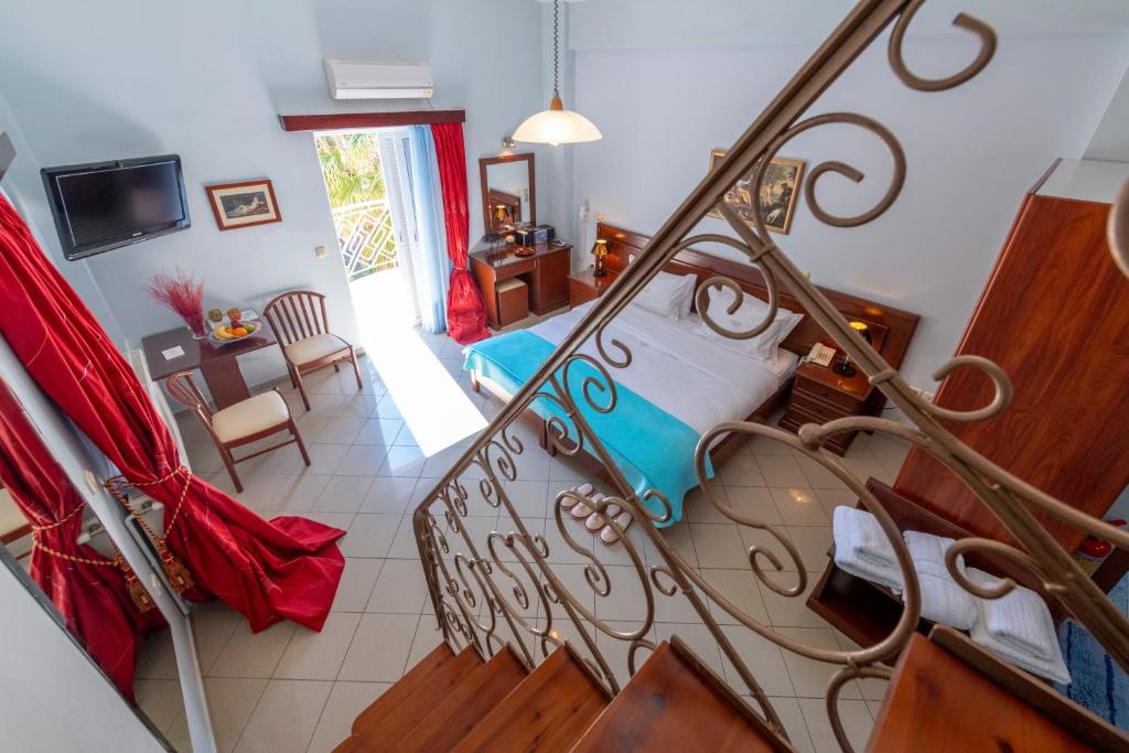 Televízia a/alebo spoločenská miestnosť v ubytovaní Irida Beach Resort Suites