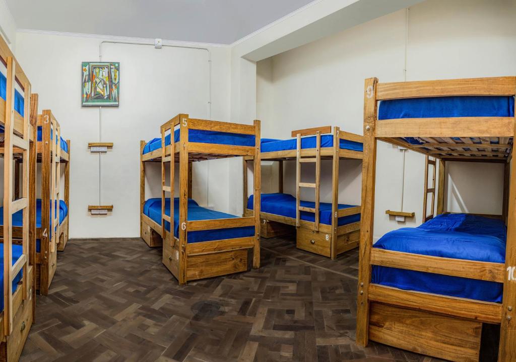 Palanda nebo palandy na pokoji v ubytování HOSTEL PUNTO RAMIREZ