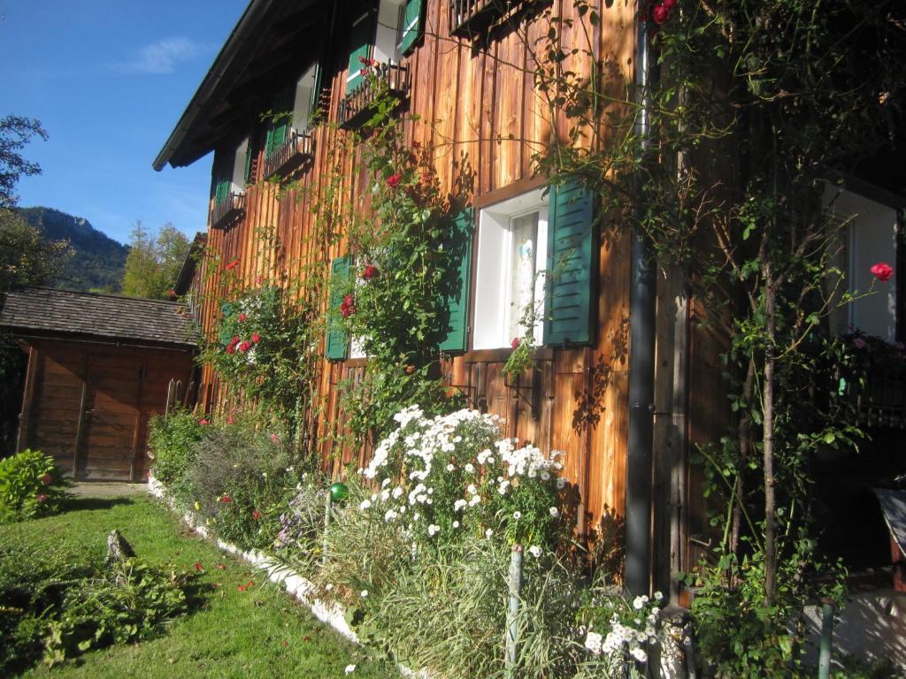 A garden outside Ferienwohnung Rehkoglgut