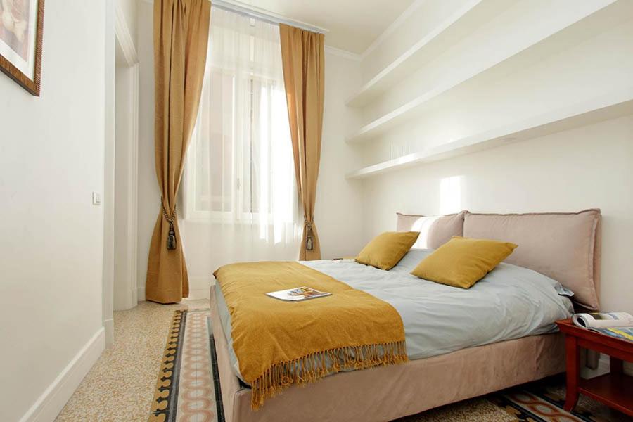 A bed or beds in a room at ELEGANT APARTMENT IN THE HEART OF ROME-NAVONA AREA