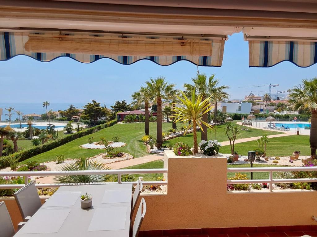 vistas a la piscina desde el balcón de un complejo en Balcones del Chaparral in Mijas , Costa des sol ., en Mijas Costa