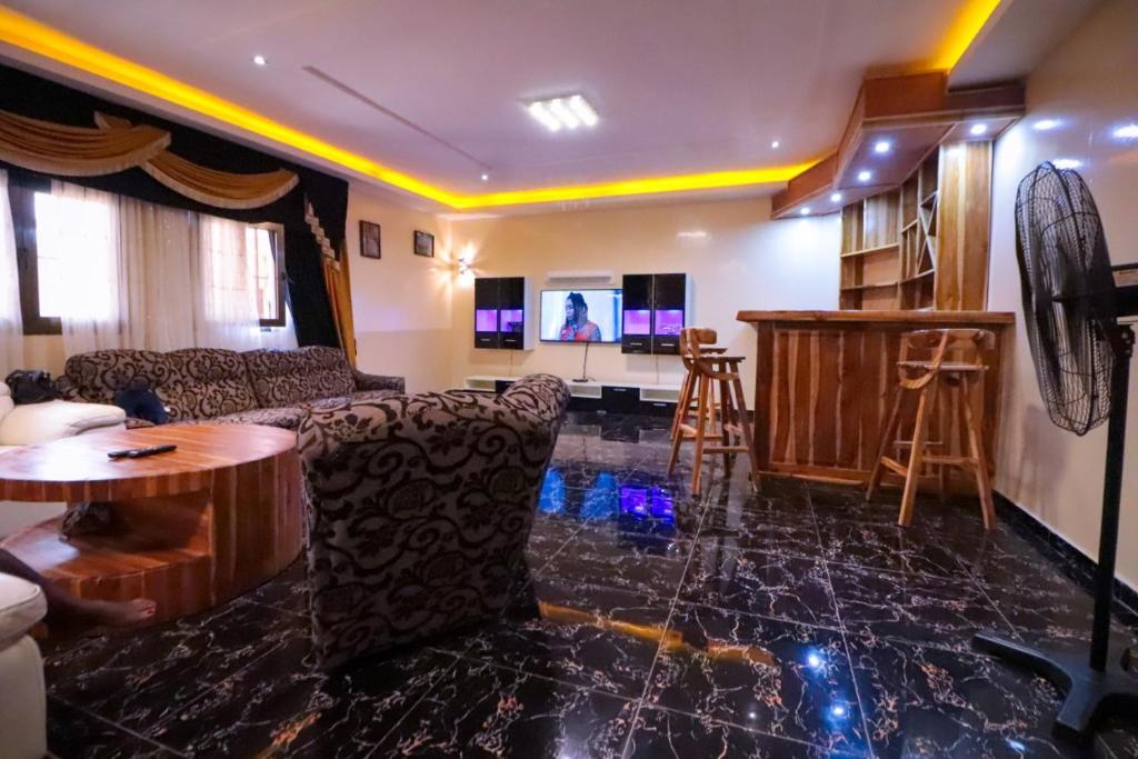 sala de estar con sofá y mesa en Villa Nika, en Lomé