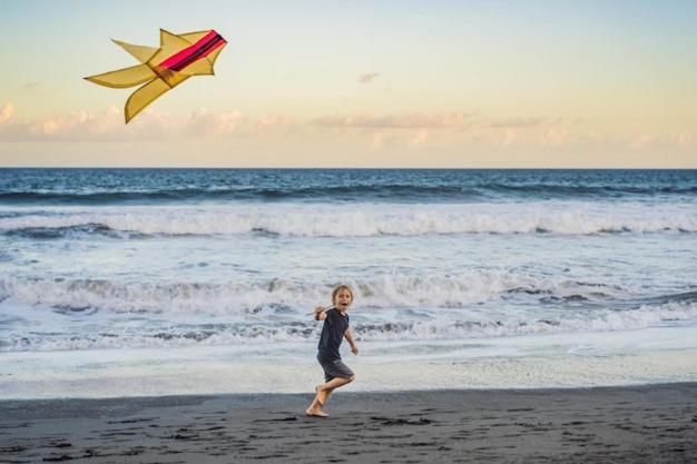 un enfant qui court sur la plage et qui vole un cerf-volant dans l'établissement Sol y Mar, à La Garita