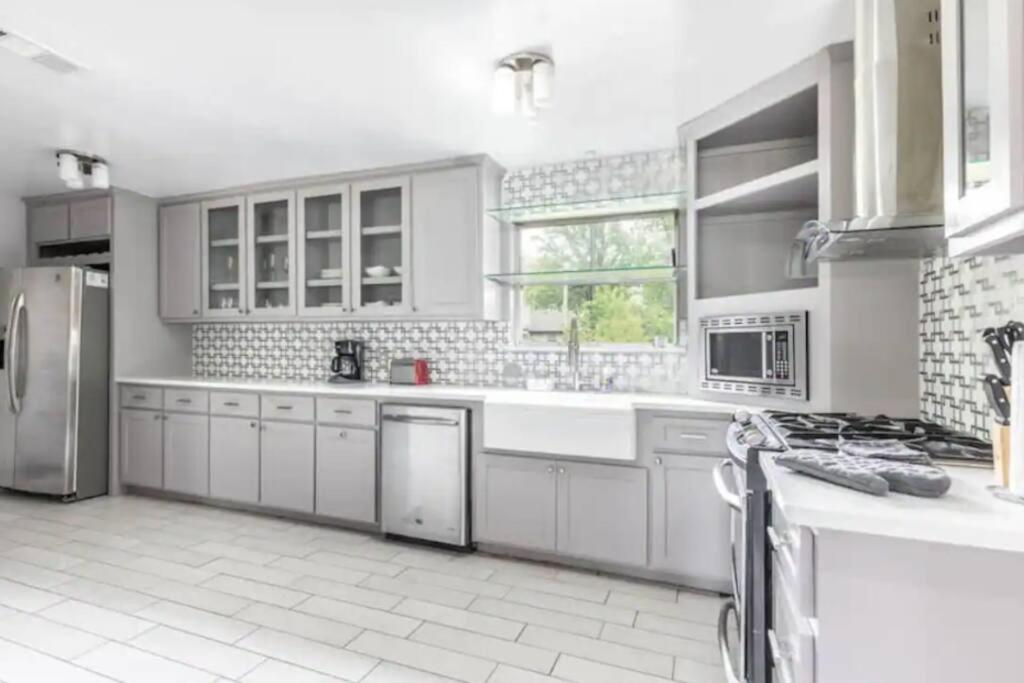 Convenient Home Near Airport - Housity