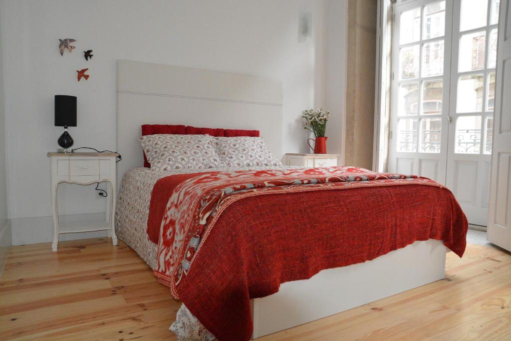 1 dormitorio blanco con 1 cama con manta roja en Oporto Almada 329, en Oporto