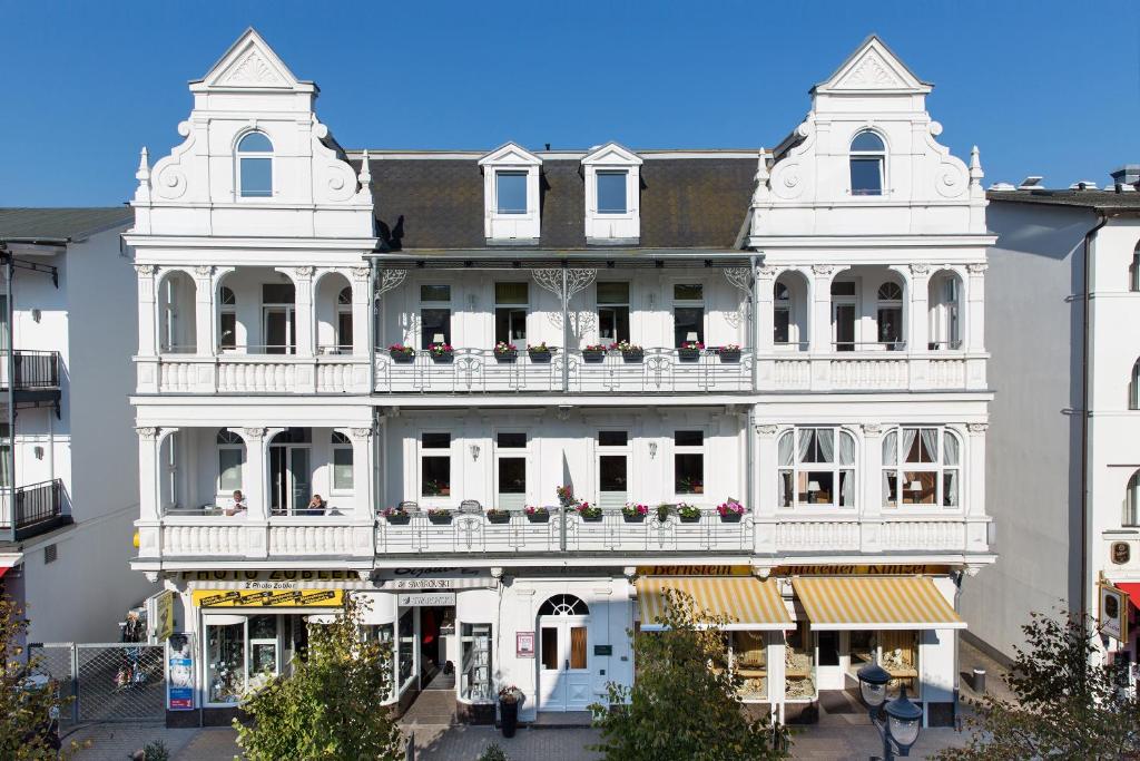 Großes weißes Gebäude mit Balkon in der Unterkunft Haus Zobler in Binz