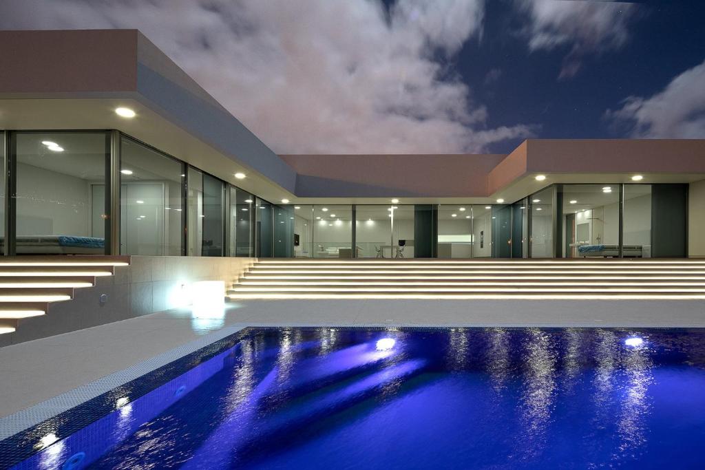 pusty dom z basenem w nocy w obiekcie Villa Camacho - Ultra Luxury w mieście Calheta