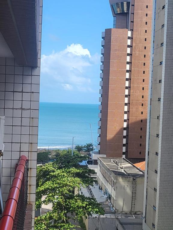 uma vista do oceano de um edifício em Apartamento com Varanda vista mar, Max 4 Pessoas em Fortaleza