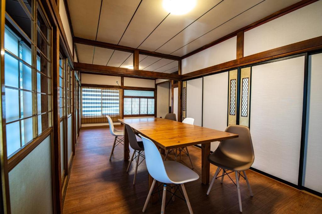 uma sala de conferências com uma mesa de madeira e cadeiras em GuestHouse YADOYA - Vacation STAY 08450v em Tokamachi
