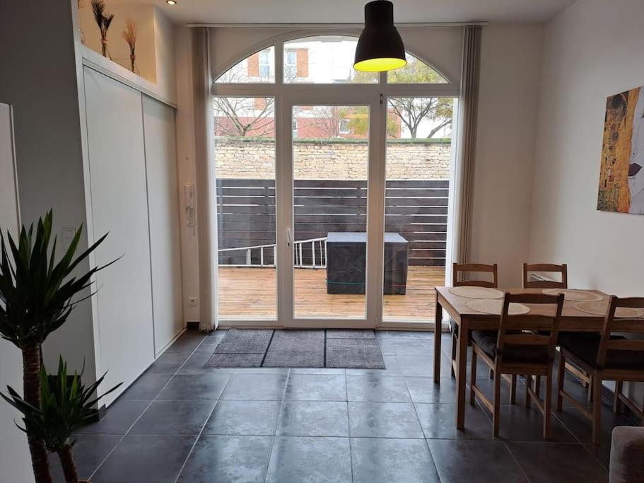 Bel Appartement Grande Terrasse avec parking à Dijon - Appartement Met één Slaapkamer