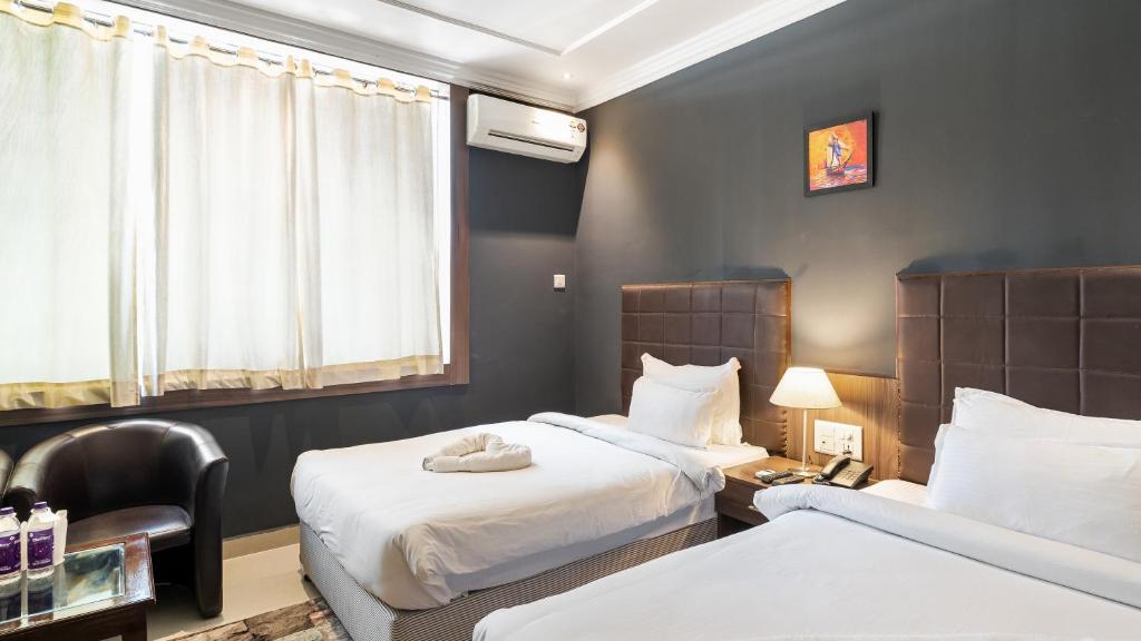 Postel nebo postele na pokoji v ubytování Niranjana Hotel Bodhgaya