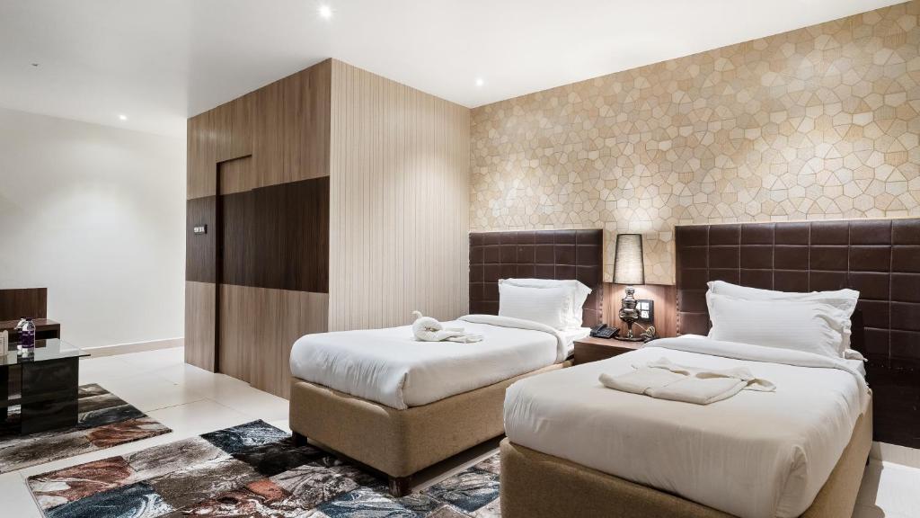 Postel nebo postele na pokoji v ubytování Niranjana Hotel Bodhgaya