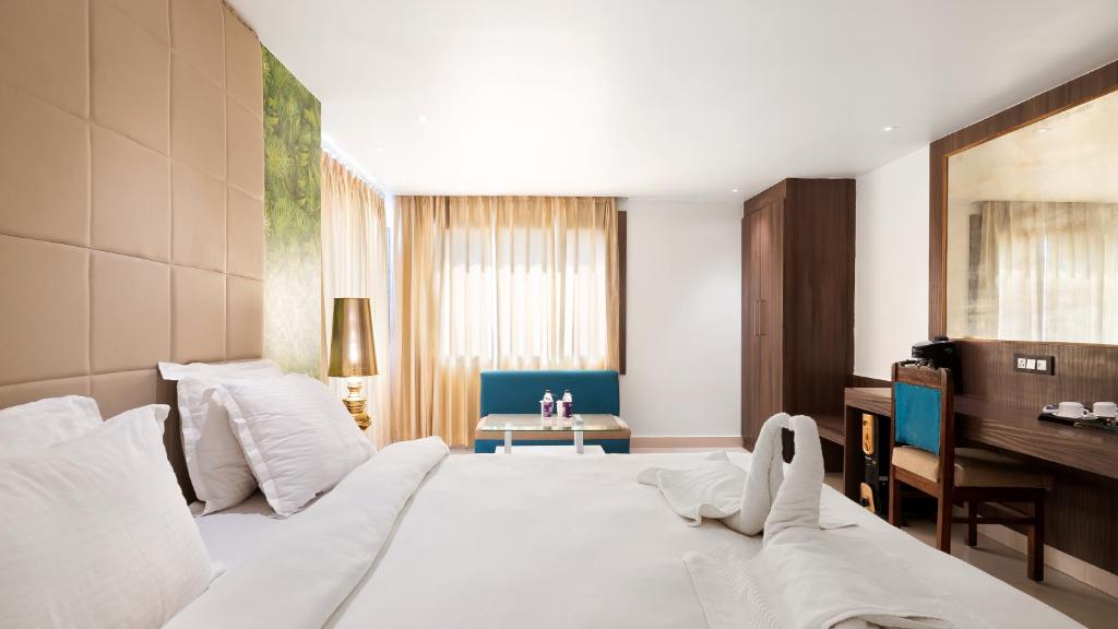 Postel nebo postele na pokoji v ubytování Niranjana Hotel Bodhgaya