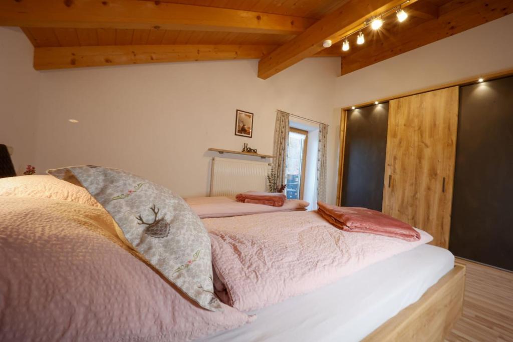 Postel nebo postele na pokoji v ubytování Ferienwohnung Feichtlgütl