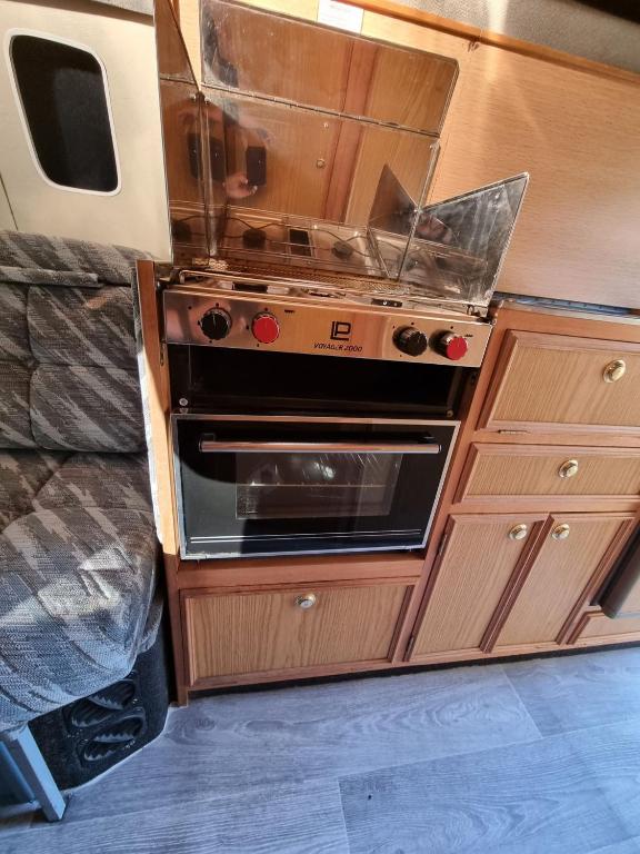 Kuchyň nebo kuchyňský kout v ubytování RETRO CAMPER HIRE Discover Ireland
