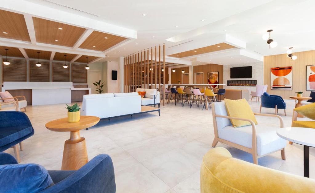 TV a/nebo společenská místnost v ubytování Strata Hotel