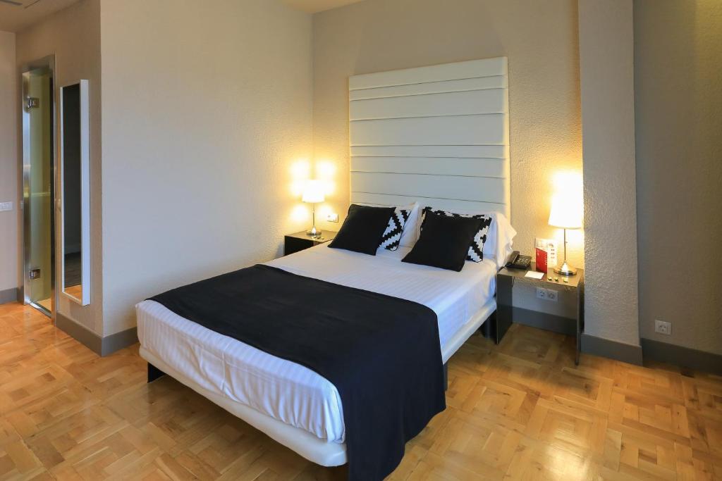 Postel nebo postele na pokoji v ubytování Habitus Hotel Leyre