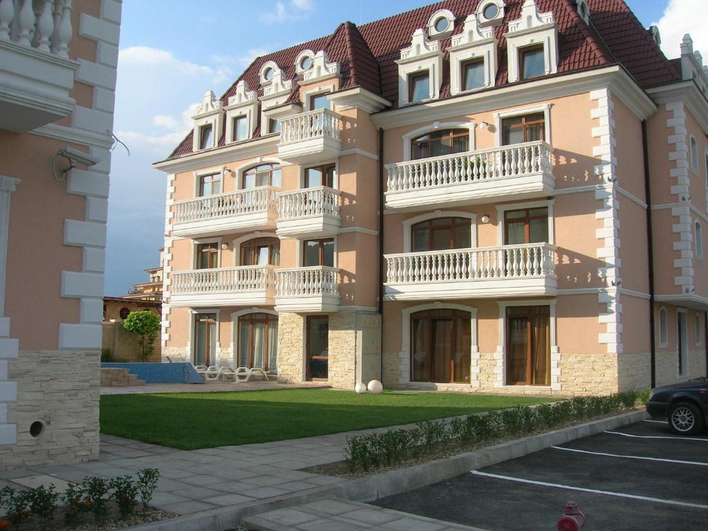 un gran edificio con balcones en un lateral en Guest House Aristokrat en Obzor