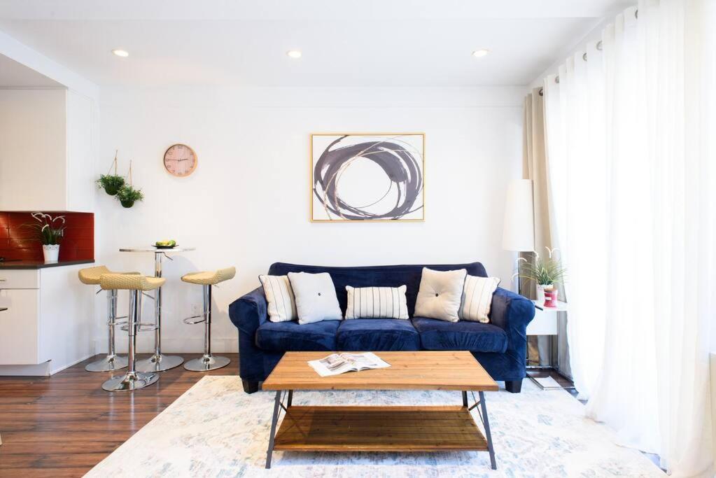 ein Wohnzimmer mit einem blauen Sofa und einem Tisch in der Unterkunft 809-4A Columbus Circle New BLDG 1BR W D in New York
