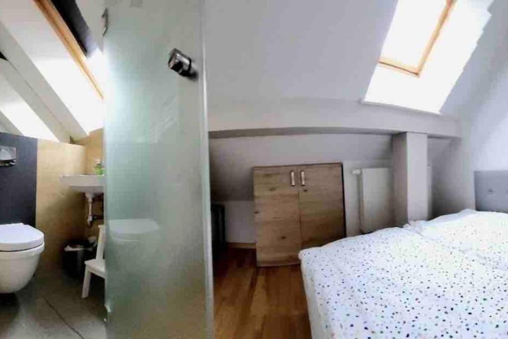 Postel nebo postele na pokoji v ubytování My Universe Energy Apartment Tęczowe Wzgórze