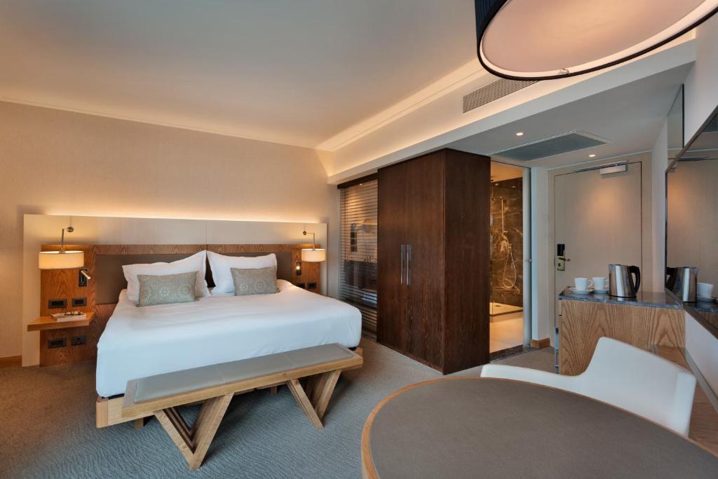 Postel nebo postele na pokoji v ubytování Sea Tower by Isrotel Design