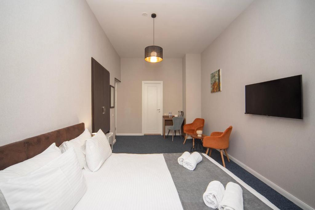 TV a/nebo společenská místnost v ubytování Margi Boutique Hotel by DNT Group