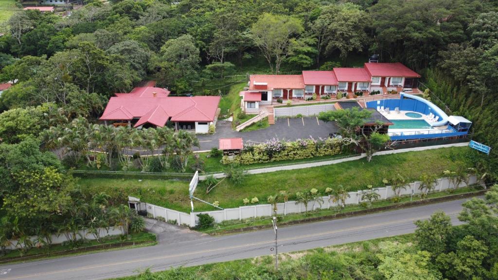 vista aerea di una casa con piscina di Hotel Cielo Azul Resort a Tilarán