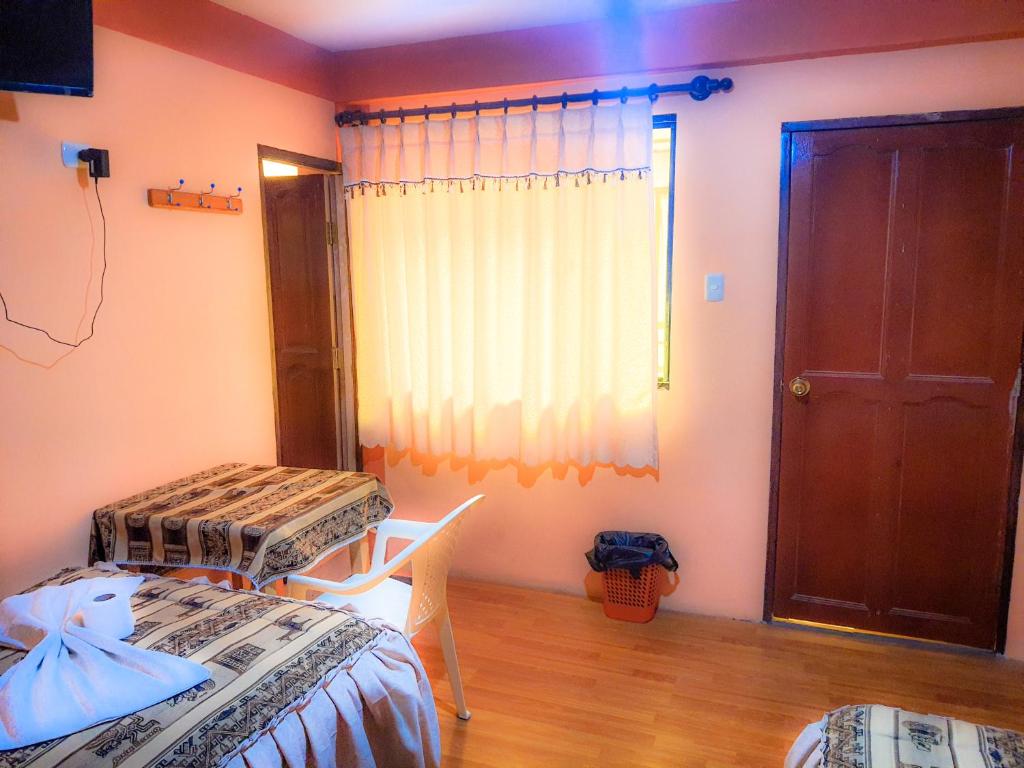 HOSTAL Luz YHOBIMAR - Habitación Gemela Con Baño Privado