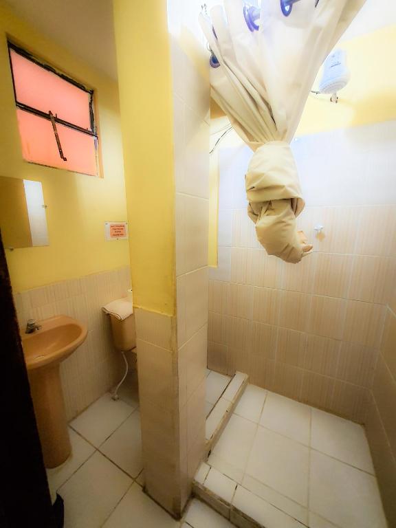 HOSTAL Luz YHOBIMAR - Habitación Individual Con Baño Privado