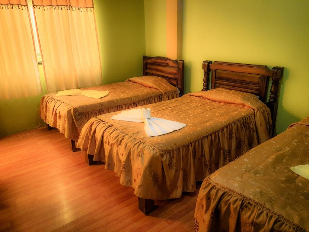 HOSTAL Luz YHOBIMAR - Habitación Triple Con Baño Privado