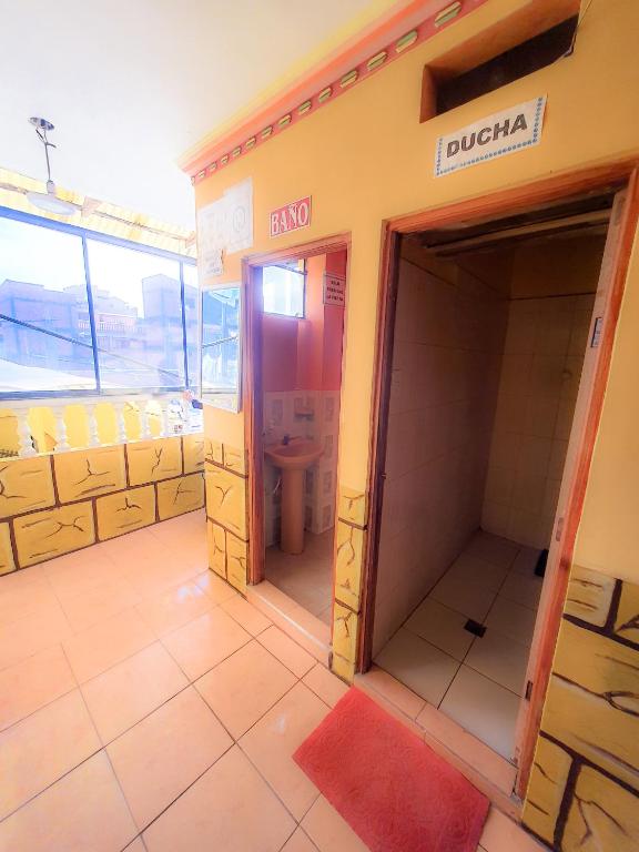 HOSTAL Luz YHOBIMAR - Habitación Doble Con Baño Compartido