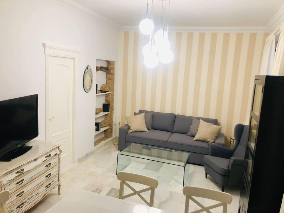 Televízia a/alebo spoločenská miestnosť v ubytovaní Duplex La Almazara en el centro histórico de Córdoba