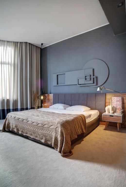 Postel nebo postele na pokoji v ubytování Poet Art Hotel