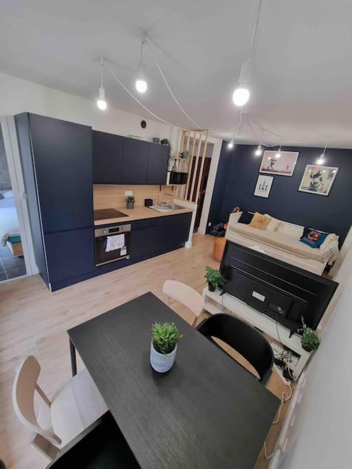 ein Wohnzimmer mit einem Esstisch und einem Wohnzimmer in der Unterkunft Le Bon Quai in Grenoble