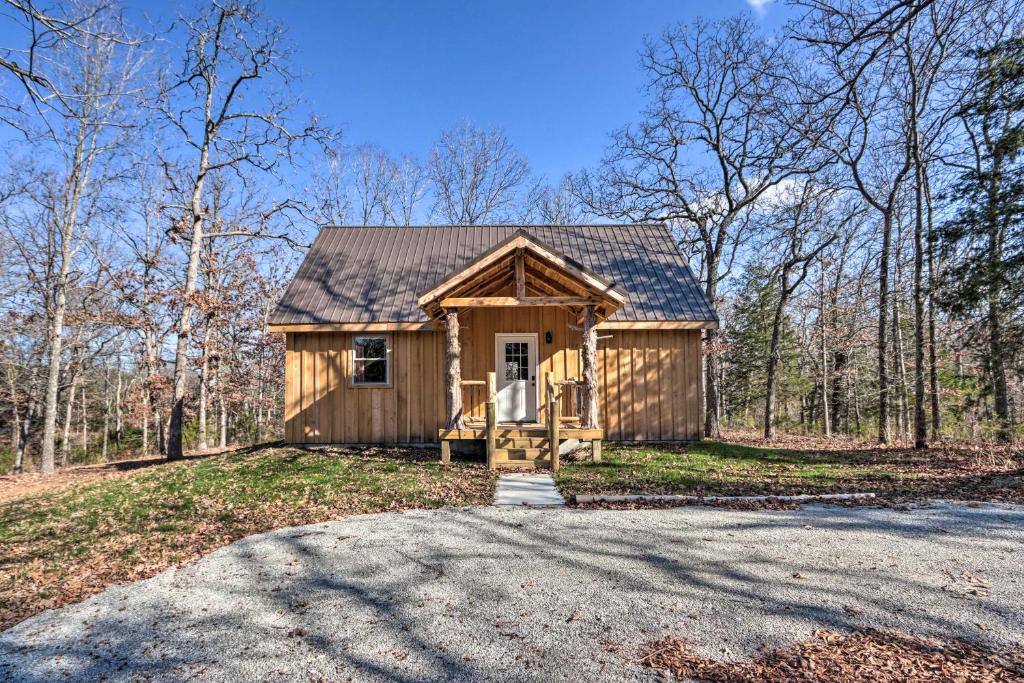 een klein huis midden op een weg bij El Dorado Springs Cabin Near Trails and Parks! in El Dorado Springs